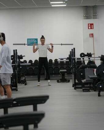 ספורטאים  מתאמנים בחדר כושר | AP/אנטוניו קלאני