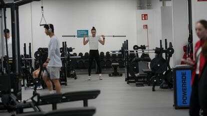 ספורטאים  מתאמנים בחדר כושר | AP/אנטוניו קלאני