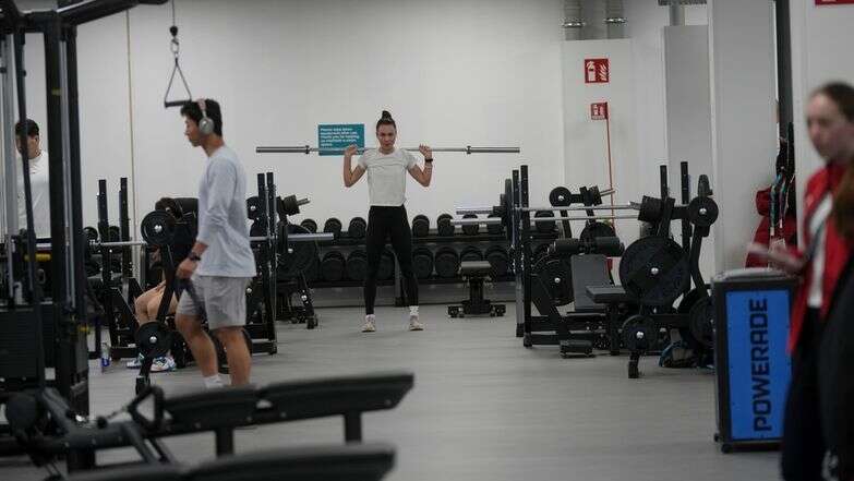 ספורטאים  מתאמנים בחדר כושר | AP/אנטוניו קלאני