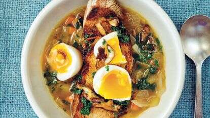 מתכון למרק פטריות מאת כריס פישר עם קתרין יאנג. | Varacious דרך AP