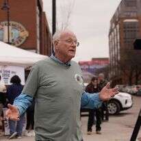 מייסד בן אנד ג'ריס, בן כהן, ליד חנות הגלידה הראשונה שלו בברלינגטון, ורמונט | AP