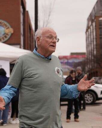 מייסד בן אנד ג'ריס, בן כהן, ליד חנות הגלידה הראשונה שלו בברלינגטון, ורמונט | AP