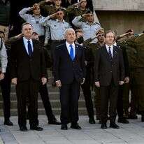 ראש הממשלה בנימין נתניהו לצד נשיא המדינה יצחק הרצוג, שר הביטחון ישראל כ"ץ והרמטכ"ל אייל זמיר, בטקס סיום קורס קצינים | צפריר אביוב, פלאש 90