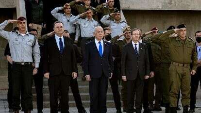 ראש הממשלה בנימין נתניהו לצד נשיא המדינה יצחק הרצוג, שר הביטחון ישראל כ"ץ והרמטכ"ל אייל זמיר, בטקס סיום קורס קצינים | צפריר אביוב, פלאש 90