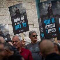 תומכי ימין מחוץ לבית המשפט העליון בירושלים | יונתן זינדל, פלאש 90