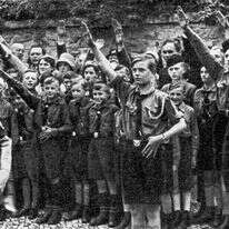 המפלגה הנאצית מיקדה את התעמולה שלה בדור הצעיר. היטלר עם נוער גרמני בעיר ארפורט, 1933 | גטי אימג'ס