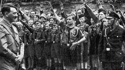 המפלגה הנאצית מיקדה את התעמולה שלה בדור הצעיר. היטלר עם נוער גרמני בעיר ארפורט, 1933 | גטי אימג'ס