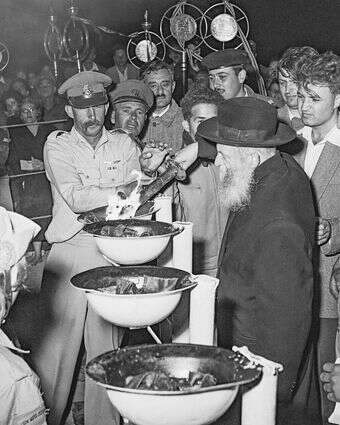 הרב צבי יהודה קוק מדליק משואה בהר הרצל ביום העצמאות, 1957 | לע"מ