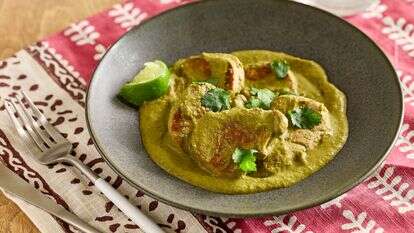 נתחי בקר ברוטב ירוק | טום מקורקל; עיצוב אוכל מאת ג'ינה ניסטיקו