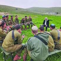 הרב תמיר גרנות בשיחה עם לוחמים, מתוך הסרט | הבן יקיר לי, יח"צ, נעם דמסקי