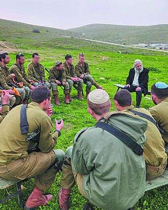 הרב תמיר גרנות בשיחה עם לוחמים, מתוך הסרט | הבן יקיר לי, יח"צ, נעם דמסקי