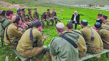 הרב תמיר גרנות בשיחה עם לוחמים, מתוך הסרט | הבן יקיר לי, יח"צ, נעם דמסקי
