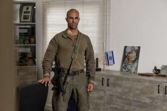 ורנר בלשכתו באוגדת עזה. ברקע: תמונתו של קודמו בתפקיד אל"מ חממי ז"ל | נעמה שטרן