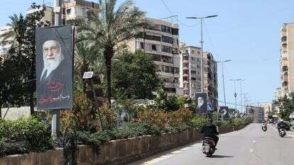 פוסטרים המציגים את המנהיג העליון של איראן, האייתוללה עלי חמינאי | אנואר עמרו / AFP