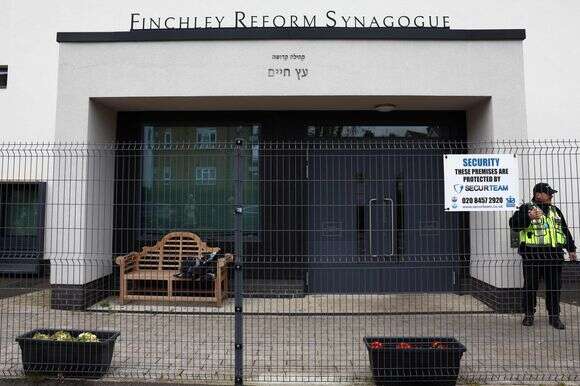 משטרת המטרופולין של בריטניה הודיעה כי היא מחפשת אחר שני חשודים לאחר ניסיון הצתה בבית הכנסת פינצ'לי בצפון לונדון, שם הושלכו בקבוקים שנחשבים כמכילים בנזין לעבר הבניין | AFP