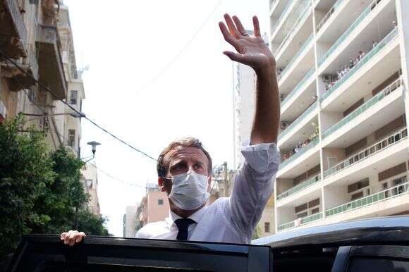 עמנואל מקרון בביקורו בביירות ב-2020, לאחר האסון בנמל ביירות | AP