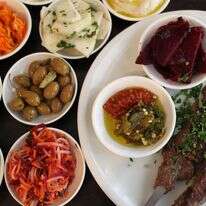 סלטים וקבב בשר מוגשים במסעדה בירושלים | נתי שוחט, פלאש 90