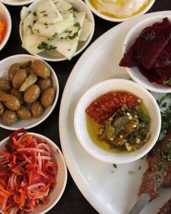 סלטים וקבב בשר מוגשים במסעדה בירושלים | נתי שוחט, פלאש 90