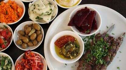 סלטים וקבב בשר מוגשים במסעדה בירושלים | נתי שוחט, פלאש 90