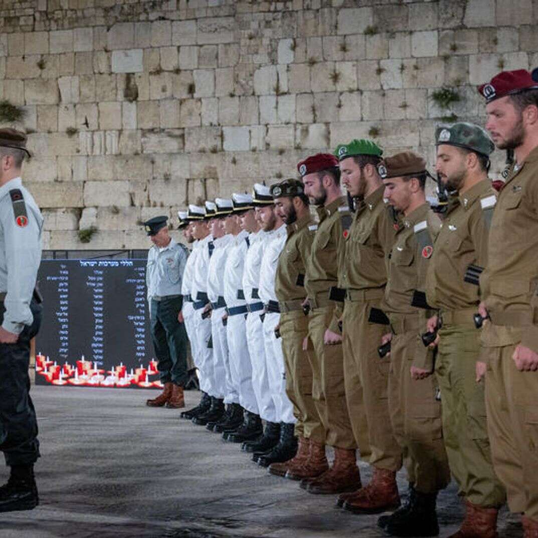 חיילי צה"ל בצפירת הדומייה בטקס יום הזיכרון בכותל המערבי | חיים גולדברג, פלאש 90