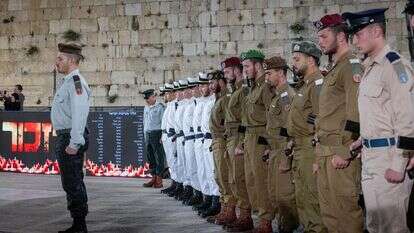 חיילי צה"ל בצפירת הדומייה בטקס יום הזיכרון בכותל המערבי | חיים גולדברג, פלאש 90 חיילי צה"ל בצפירת הדומייה בטקס יום הזיכרון בכותל המערבי | חיים גולדברג, פלאש 90