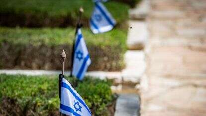 דגלי ישראל על קברי החללים בהר הרצל | יונתן זינדל, פלאש 90