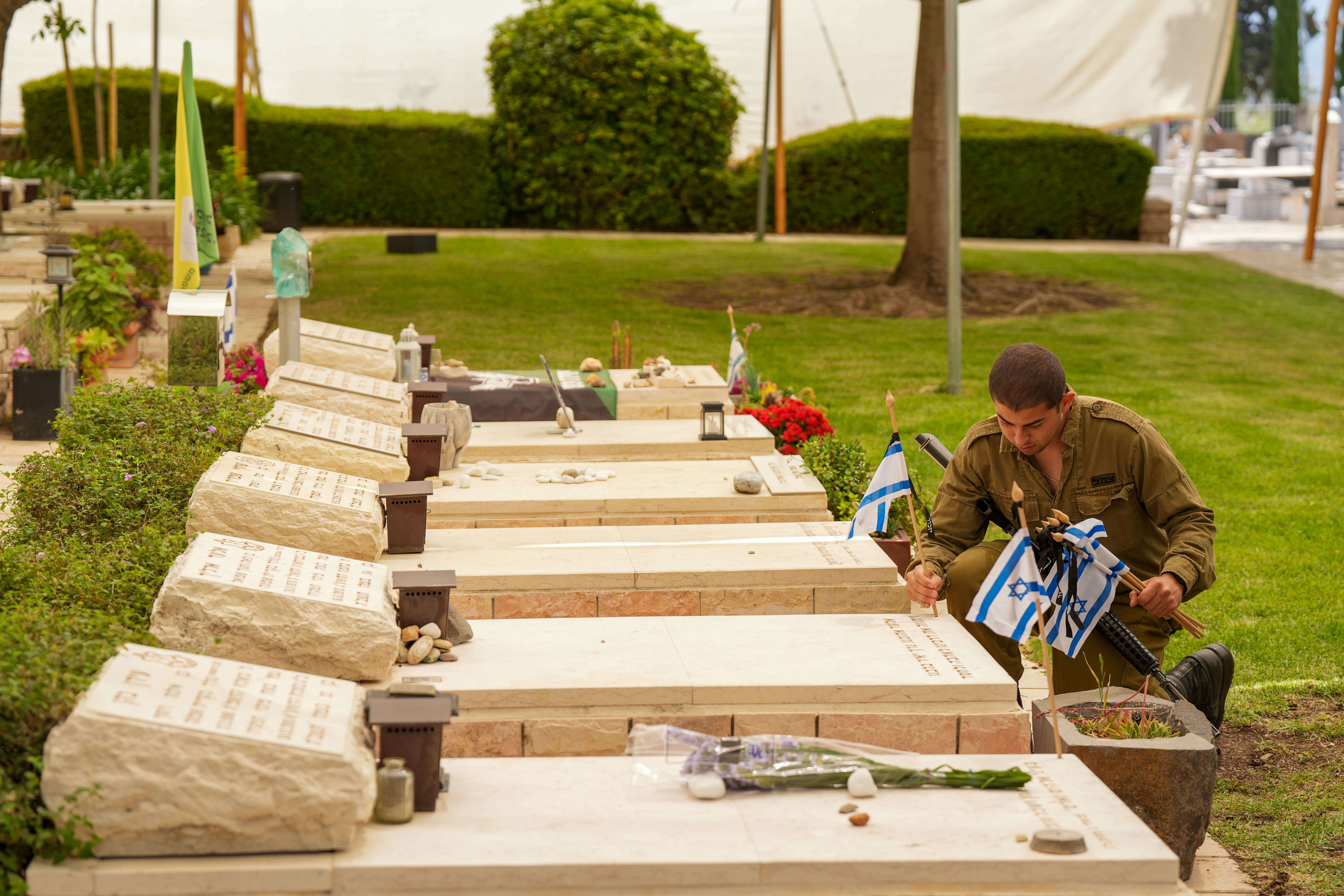 חיילים מניחים דגלים על קברי חללי צה"ל בבית הקברות הצבאי בקרית שמונה | אייל מרגוליןן, פלאש 90