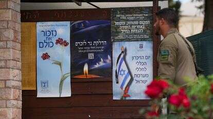 חיילים מניחים דגלים על קברי חללי צה"ל בבית הקברות הצבאי בקרית שמונה, ב-29 באפריל 2025, לקראת יום הזיכרון | אייל מרגולין - פלאש 90