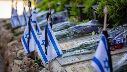 דגלי ישראל על קברי חללי צה"ל בהר הרצל | חיים גולדברג, פלאש 90