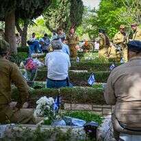 משפחות שכולות, חברים וחיילים פוקדים את קברי הנופלים במהלך יום הזיכרון | אבשלום ששוני - פלאש 90 משפחות שכולות, חברים וחיילים פוקדים את קברי הנופלים במהלך יום הזיכרון | אבשלום ששוני - פלאש 90