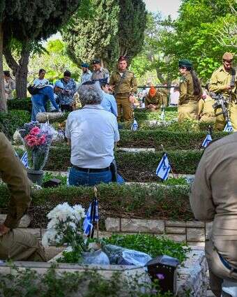 משפחות שכולות, חברים וחיילים פוקדים את קברי הנופלים במהלך יום הזיכרון | אבשלום ששוני - פלאש 90