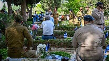 משפחות שכולות, חברים וחיילים פוקדים את קברי הנופלים במהלך יום הזיכרון | אבשלום ששוני - פלאש 90 משפחות שכולות, חברים וחיילים פוקדים את קברי הנופלים במהלך יום הזיכרון | אבשלום ששוני - פלאש 90