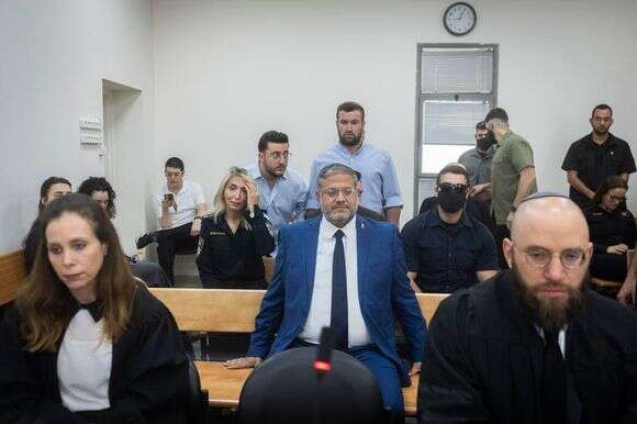 השר איתמר בן גביר בבית המשפט, יחד עם פרקליטו עו"ד דוד פטר | חיים גולדברג, פלאש 90