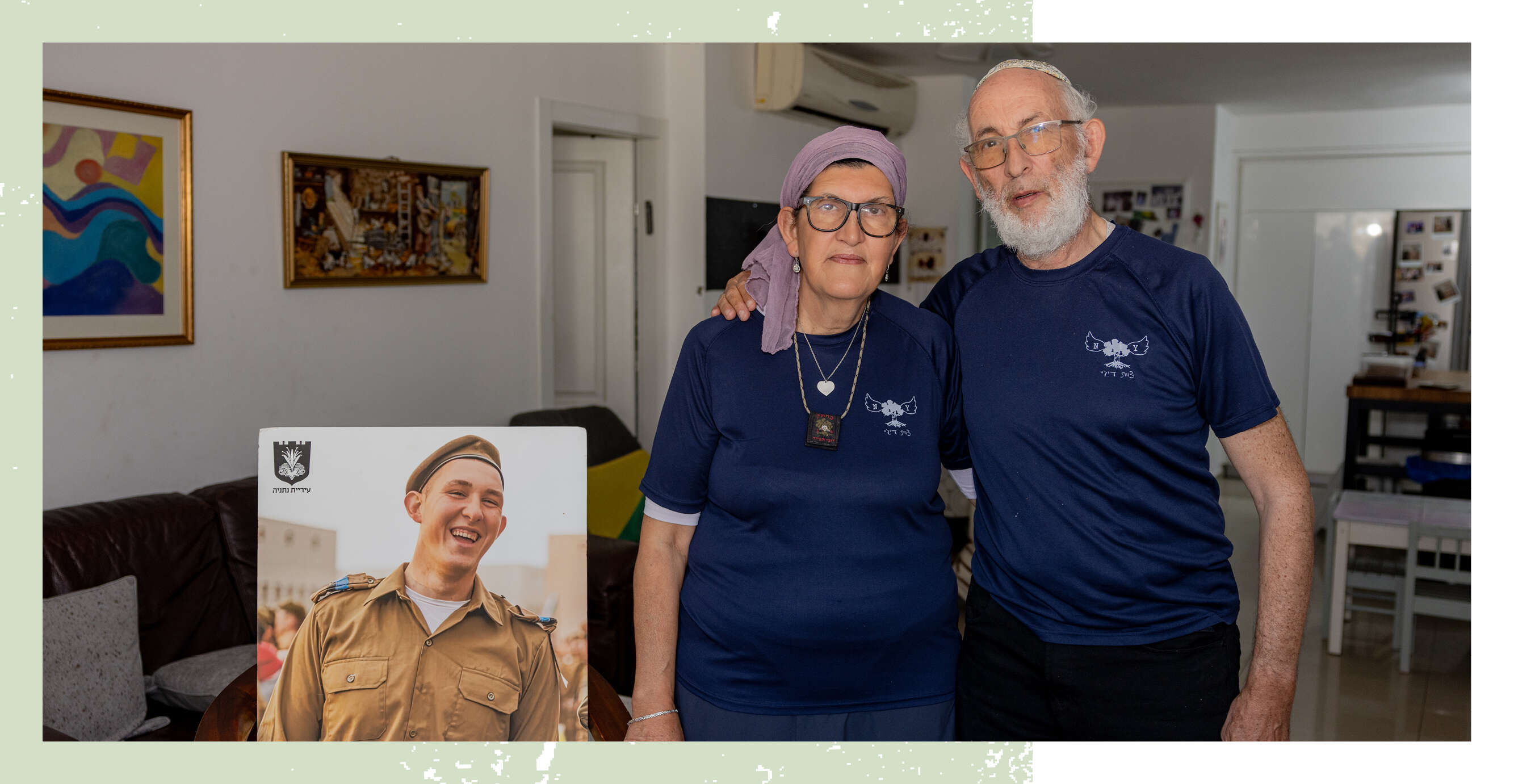 שונטל וניק יאנג מחזיקים את תמונת נתנאל בנם | מאיה משל