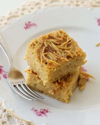 מעט מרכיבים, הרבה זיכרונות: פשטידת אטריות זהובה שאי אפשר להפסיק לאכול | אפרת ליכטנשטט