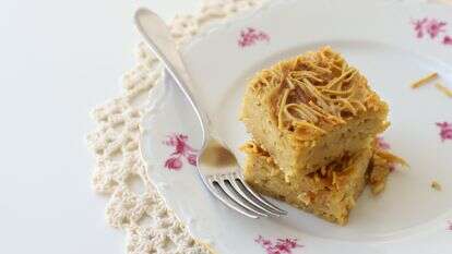 מעט מרכיבים, הרבה זיכרונות: פשטידת אטריות זהובה שאי אפשר להפסיק לאכול | אפרת ליכטנשטט