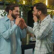 רוצה לתת פאנץ' על החבר? היזהר! | שאטרסטוק