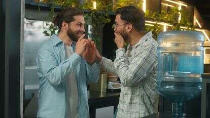 רוצה לתת פאנץ' על החבר? היזהר! | שאטרסטוק