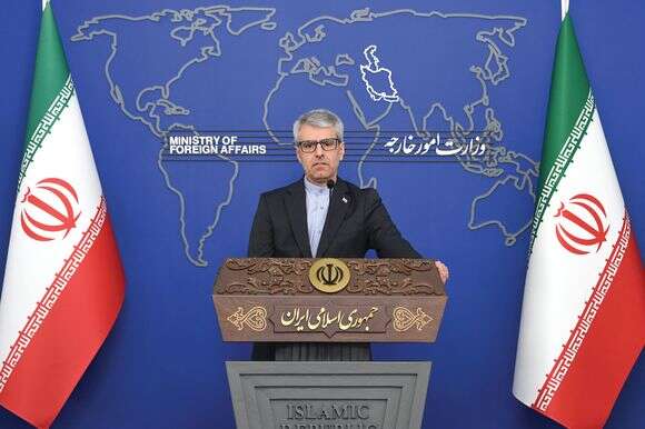 דובר משרד החוץ של איראן, אסמאעיל בקאאי, במסיבת עיתונאים בטהרן | Getty Images