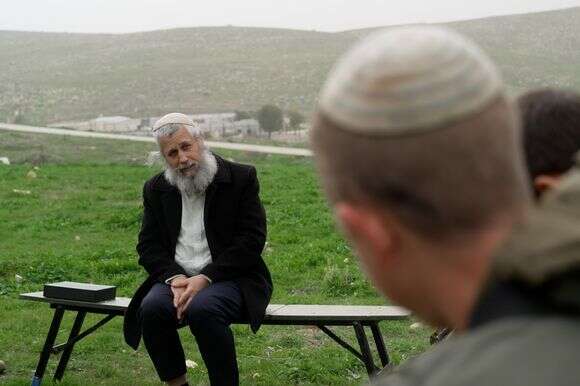 הרב גרנות עם החיילים, מתוך הסרט | הבן יקיר לי, יח"צ. נעם דמסקי