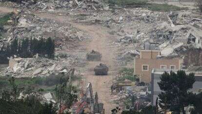 כלי רכב ודחפורים של צה"ל פועלים בדרום לבנון | AP / אריאל שליט