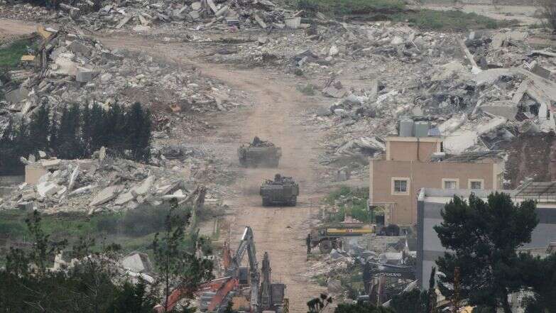 כלי רכב ודחפורים של צה"ל פועלים בדרום לבנון | AP / אריאל שליט