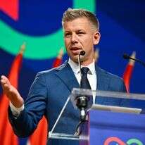 אורבן הולך, מדיאר בא - החיים בפתח־תקווה ממשיכים כרגיל. ראש ממשלת הונגריה הנבחר, השבוע | AP