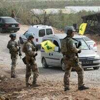 כוחות יוניפי"ל בדרום לבנון, לצד רכבים עם דגלי חיזבאללה | AFP
