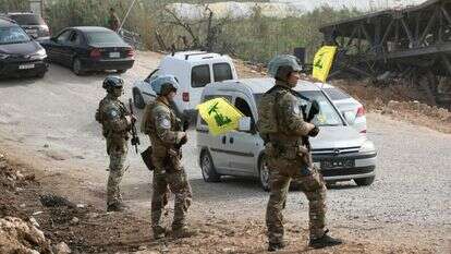 כוחות יוניפי"ל בדרום לבנון, לצד רכבים עם דגלי חיזבאללה | AFP