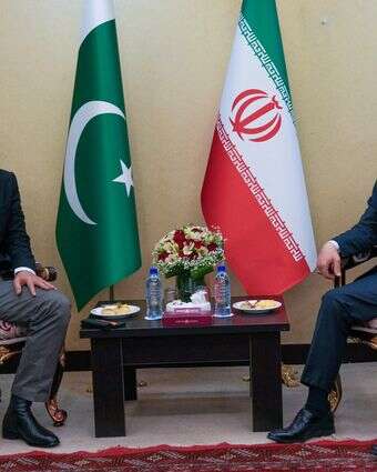 שר החוץ האיראני עראקצ'י ומפקד צבא פקיסטן אסים מוניר, שלשום בטהרן | AP