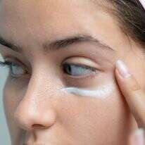 שקיות מתחת לעיניים? יש פתרון | שאטרסטוק