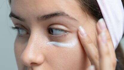 שקיות מתחת לעיניים? יש פתרון | שאטרסטוק