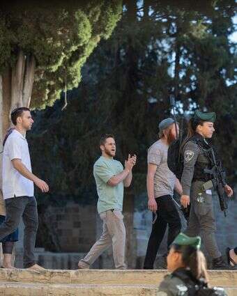 סיור בסוכות בהר הבית, מלווה בשוטרת מג"ב | צילום: חיים גולדברג - פלאש 90