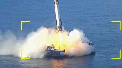 המאיץ של טיל ה-New Glenn של Blue Origin נוחת על משטח צף באוקיינוס ​​האטלנטי | AFP